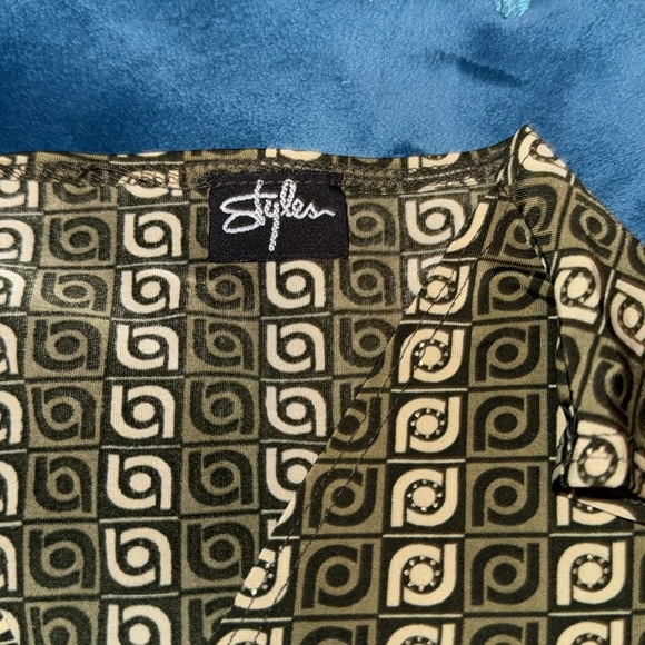 Styles blouse - Picture 3 of 3